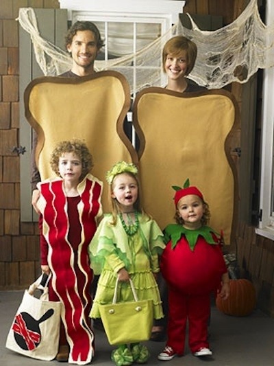 emrichardson99:donthatemecusimbeautiful:Awesome Family Halloween Costumesoh my god the labyrinth one