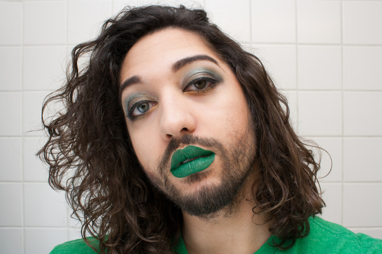 afrocosm:  4dffrntclrdpersonas:  TGIF: Holiday Look! Feeling the Evergreen vibes