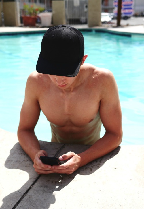 alexbischoffphotography:Another photo from my day at the pool in Vegas  Gideon pulled himself o