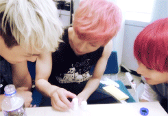 xxx1011: dumbs comparing height differences through tissue papers. (≧o≦)         