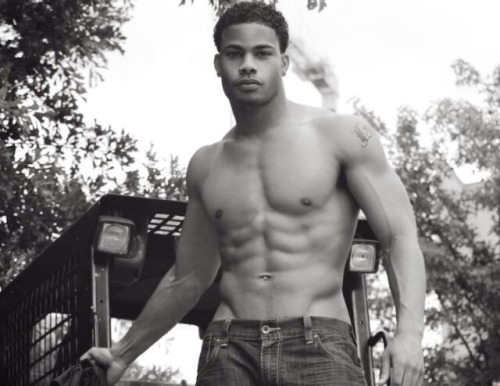 nakedblackmalestarz:    Jordan Calloway   