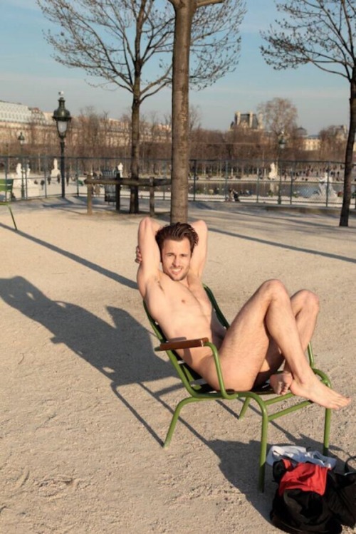 nakeddare:  naked next to the louvre   wow… 