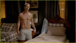 famousdudes:  Glen Powell goes shirtless on “Scream Queens”.