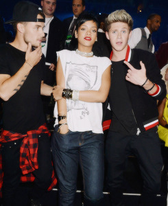 rihannasdick:  Rihanna + One Direction 