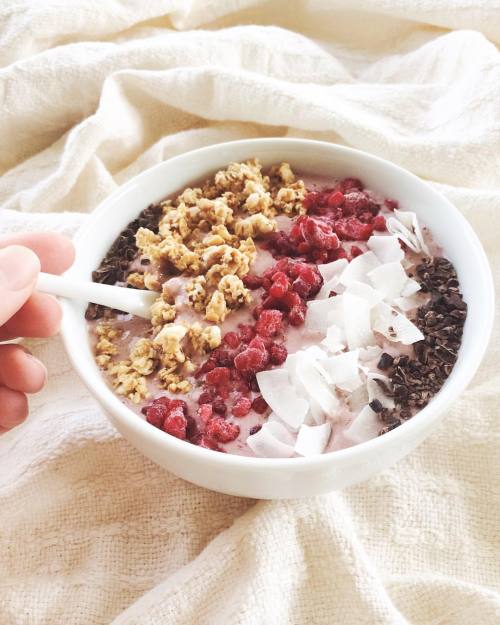 Smoothie bowls for the win! It’s another hot sunny summer day here, so I really can’t de