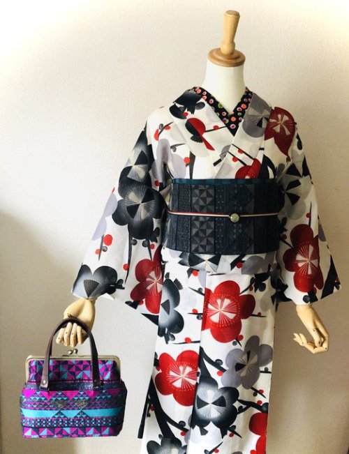 Graphic ume (plum blossoms) kimono, paired with obi depicting geometrical patterns such as uroko (dr