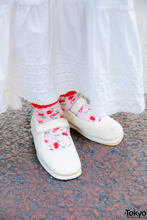 tokyo-fashion:18-year-old Yuno on the street in Harajuku wearing a floral top and lace dress by kawa