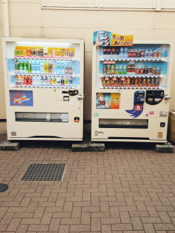 omotteru:  vending machines at the outlet mall