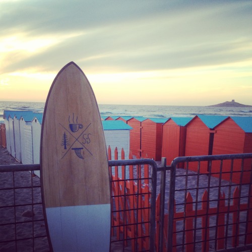 ssun&ndash;kissed: settembresurf:  Surfing in Sicily on our wooden surfboards was lot of fun!Fol