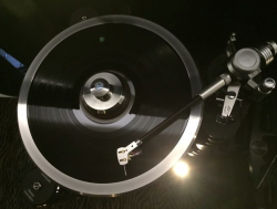 musicalsurroundings:  Graham Phantom Elite tonearm in action.