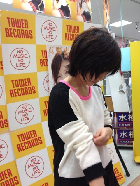 imeige:  握手会前にそっと袖をまくる真野恵里菜クン(21)。真野姐さんはやる気で満ち溢れてました。 Photo - マネ ティ | Lockerz
