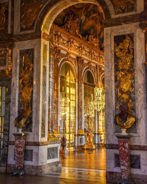  Palace of Versailles 