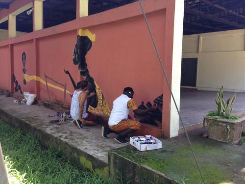 organicsomethings:accrawalkintours:Brazilian graffiti artist Alexandre Keto is currently in Ghana as