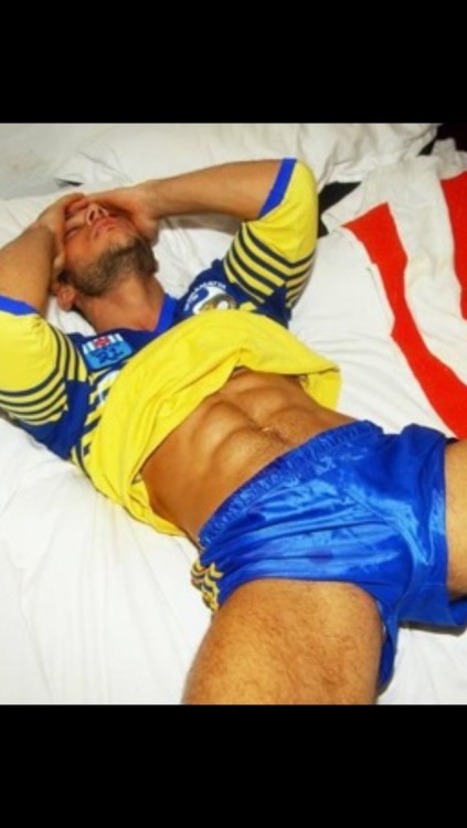 shinynylonshorts:  Fuck me yeah ;-)) 