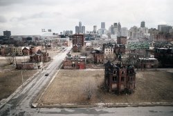 furtho: Camilo Jose Vergara’s urban scene, Detroit, 2003 (via here)  