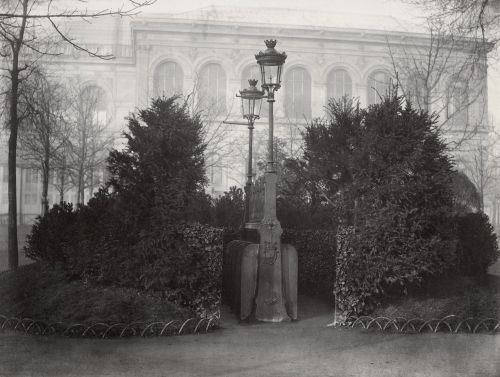 Eugène Le Bègue de Germiny Aussi : Embruns Charles Marville Urinoir à 8 stalles avec écran d'arbuste