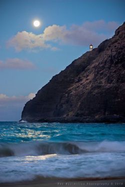 scentdelanature:  Makapu’u Super Harvest Moonrise ,Honolulu, Hawaii  i need to visit here at least once