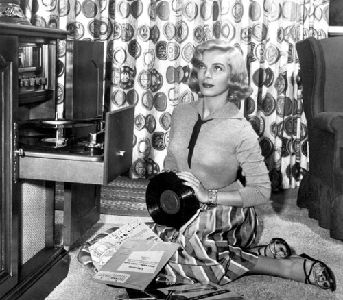 vintagechampagnefever:  Lizabeth Scott puts her records on 