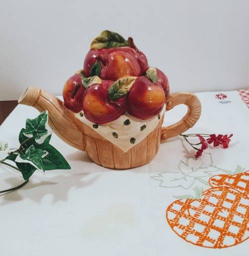 figdays: Apple Basket Teapot // RedTomatosVintage 