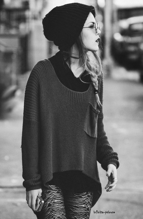 a-l-o-m-o-r-f-i-a:  lesbtick:  lesbian b&w blog  a-l-o-m-o-r-f-i-a 