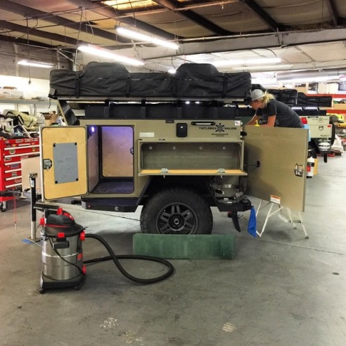 lifestyleoverland:  Expo Prep Weekend! #overlandexpoeast #lifestyleoverland #turtlebacktrailers #eastbound #overland #purposebuilt (at Turtleback Trailers)