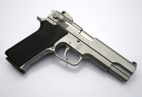 gunrunnerhell:  Smith & Wesson 1006 Part of a family of 10mm Auto chambered handguns, the 1006 was one of the first models. In spite their simple appearance, they’re considered some of the best 10mm handguns out on the market even though they’ve