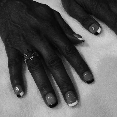 Porn Pics famousblackcelebs:  Snoop Dogg gets his nails