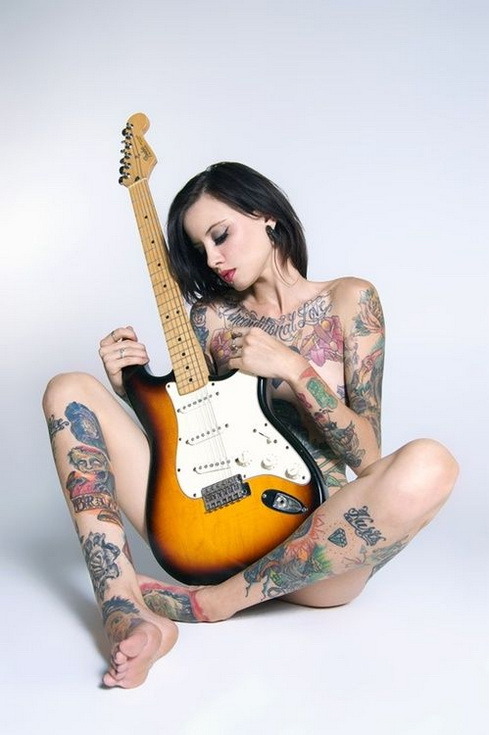 tattoed-babes:  Tattoed girl http://tattoed-babes.blogspot.com/