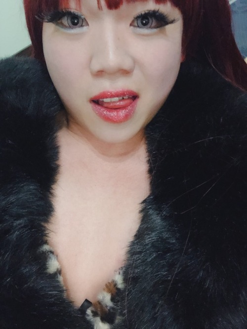 slutsexycat: 不來陪小貓發個浪嗎 這是現在的樣子… I’m hungry now.