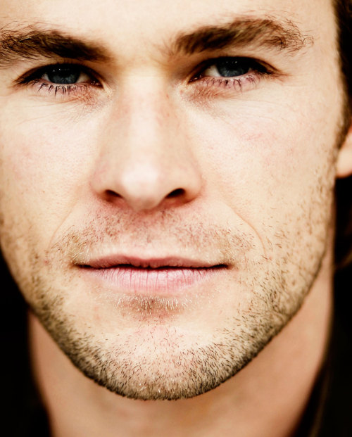 bentleydierks:  TWO/100 photos of ; chris hemsworth  