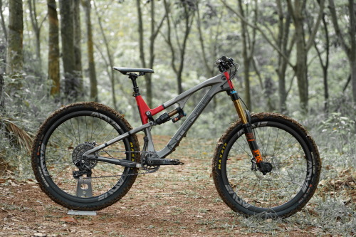 aces5050: (via 2017 Intense Recluse - utopiaarch’s Bike Check - Vital MTB)