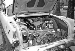 frenchcurious:  Une berline Pontiac du milieu des années 1950 avec un coffre plein de bouteilles d'alcool, saisie après une arrestation le 21 décembre 1964. - source The Old Motor.