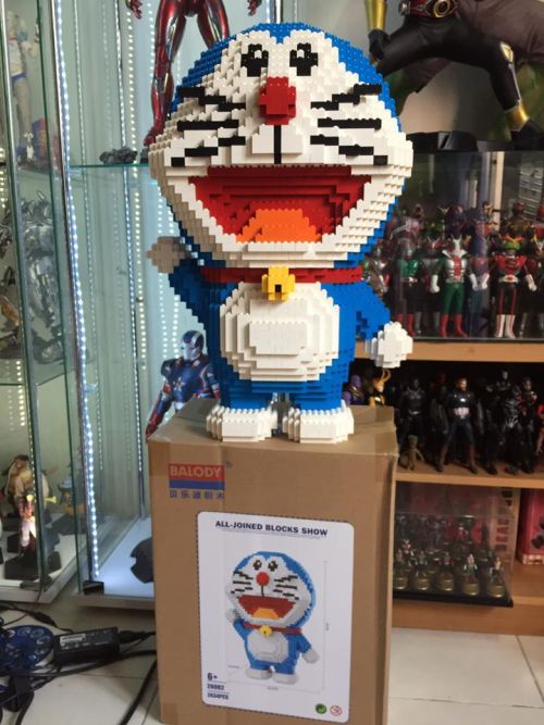 catsbeaversandducks: Man Spends One Week To Painstakingly Build A 2342-Piece Lego Figure Only For Hi