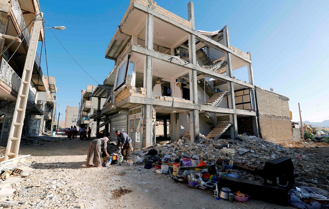 DUELO. Edificios convertidos en escombros, vehículos aplastados, campamentos improvisados para los damnificados y comercios y escuelas cerrados eran el desolador paisaje. Miles de personas pasaron la noche en las calles ante el temor a las réplicas,...