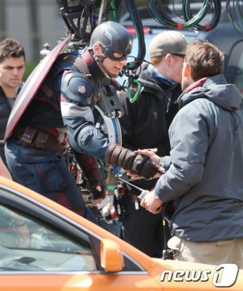 ittybittymanatee:  k4nine:  Captain America(Chris Evans), at the set of Avengers2 Age of Ultron  april 4, 2014 press photo  A FOR AVENGERS ON THE COSTUME 