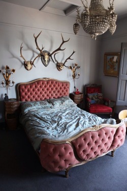 onsugarandtwirling:  Obsessed with this bed! Photo from Apartment Therapy. 