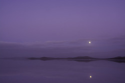 marbleslab:  Moon setting over Lake Gairdner