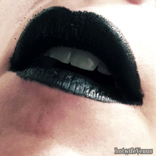 hotwifevenus: Dark lips