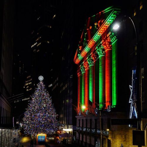 picturethisphotographynyc:‘Twas the night before Christmas #christmaseve #christmasinnewyork https:/