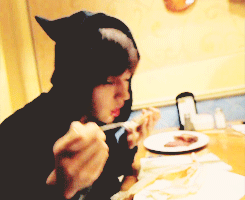 eteru:  7/∞ reasons to love Kim myungsoo → his eating is the most precious thing