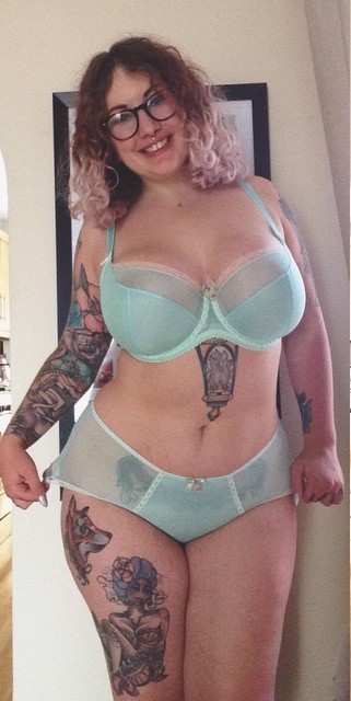 pawgcommander:  Beautiful curves on @galdalou