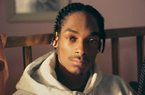24kblk:snoop dogg by lisa leone at the what’s my name? video shoot. long beach, california. 1993