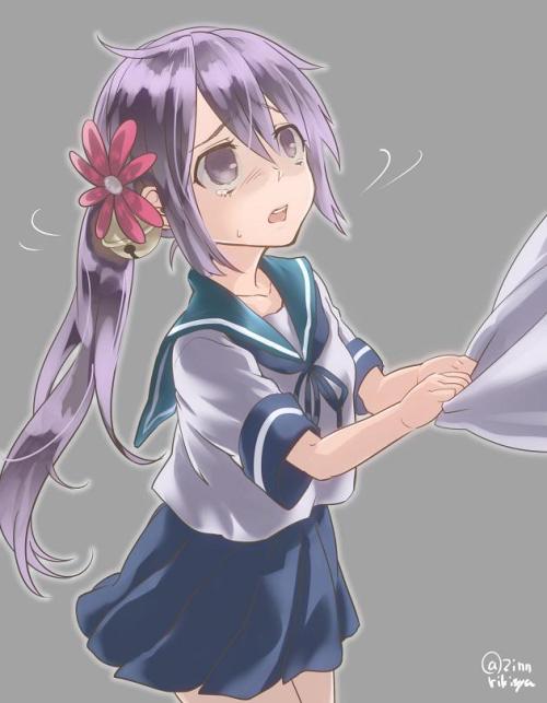 艦隊これくしょん、曙（艦これ）、ロングヘア、ソロフォーカス、サイドポニーテール、hair bell、zinnrikisya、女一人、学校制服、セーラー服、服掴み、紫目、紫髪、お花、お花飾り、鈴、開口、髪飾り