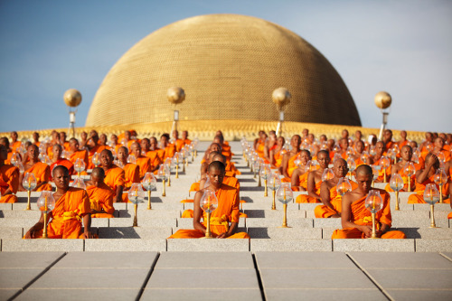 asylum-art:The Dhammakaya Temple,Luke Duggleby Photography The Worlds Largest Buddhist TempleThe eno