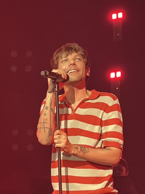 dailytomlinson:SMILEY LOUIS IN STRIPES IN BOGOTÁ!!!!! FUCK!!!!!!!! - 03.06