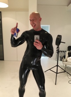 rubberlycra:  Yes bloody please! Love this guy.