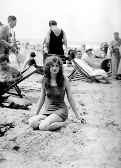 frenchvintagegallery:  Deauville beach, 1920’s