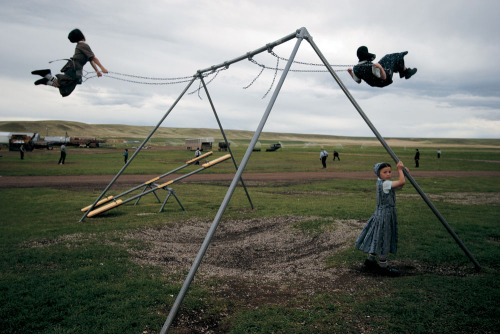 ardora:  William Albert Allard, Girls on the swings, Montana, 2005.