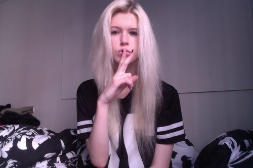 exovl:  naive-moon:  icixles:  P A L E   more pale here   pretty and pale
