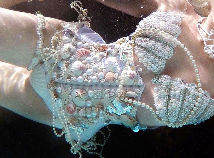 emiunicornn:  Mermaid vibes, forever living in pearls 🐚🐬  #mermaid #pearl #shell